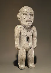 Estatuilla representando una figura humana de pie, estilo Teotihuacán, de Puebla, México